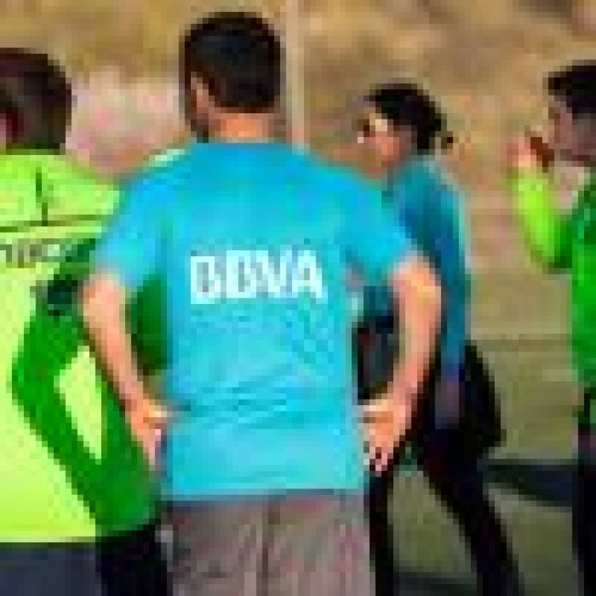 En imágenes: el divertido entrenamiento del Levante UD EDI con los empleados del BBVA