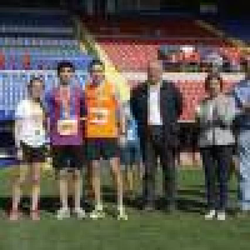 Busca't en l'arribada a l'Estadi de la Volta a Peu del Levante UD