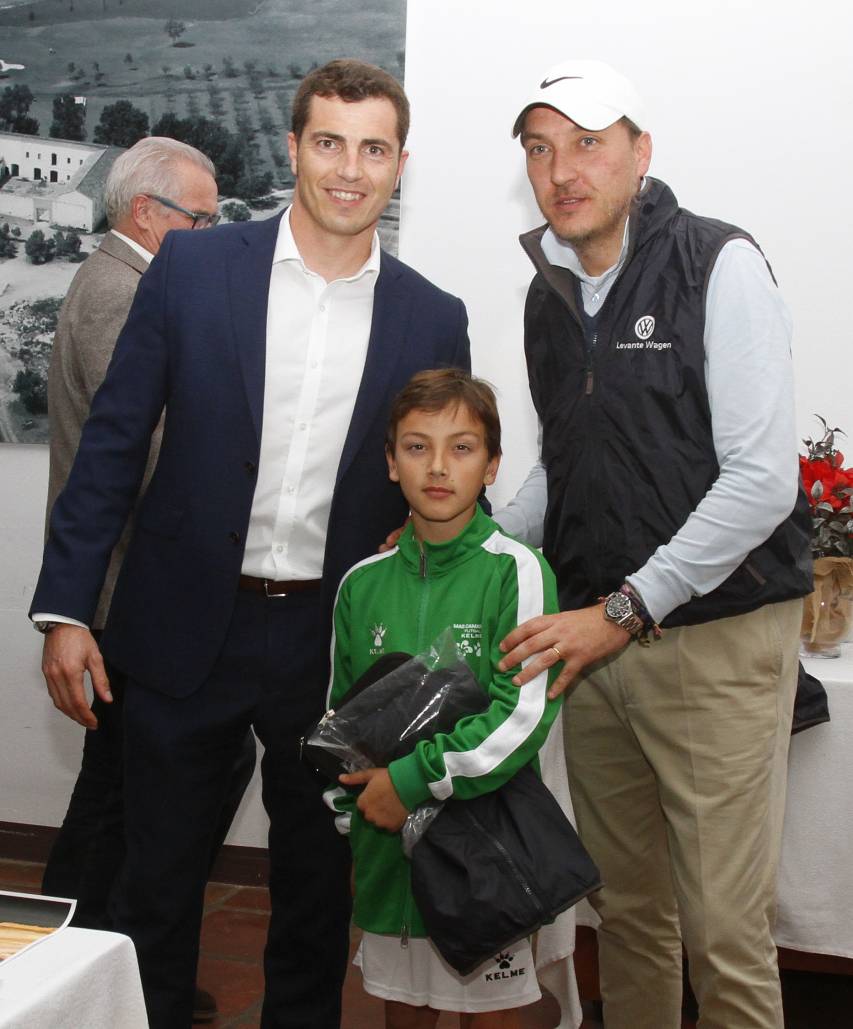 Todos los premiados del  IITorneo de Golf en el Club Escorpión los tienes aquí