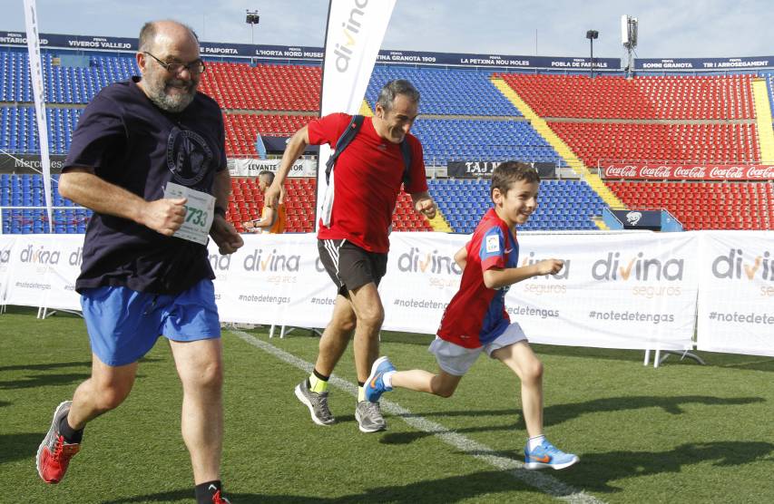 Busca't en l'arribada a l'Estadi de la Volta a Peu del Levante UD