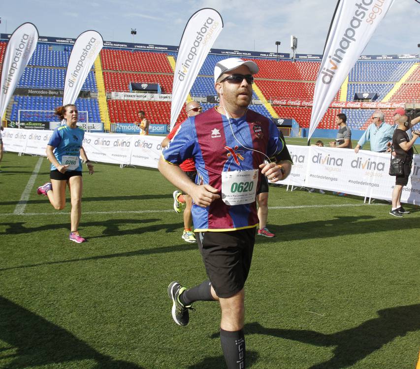 Busca't en l'arribada a l'Estadi de la Volta a Peu del Levante UD