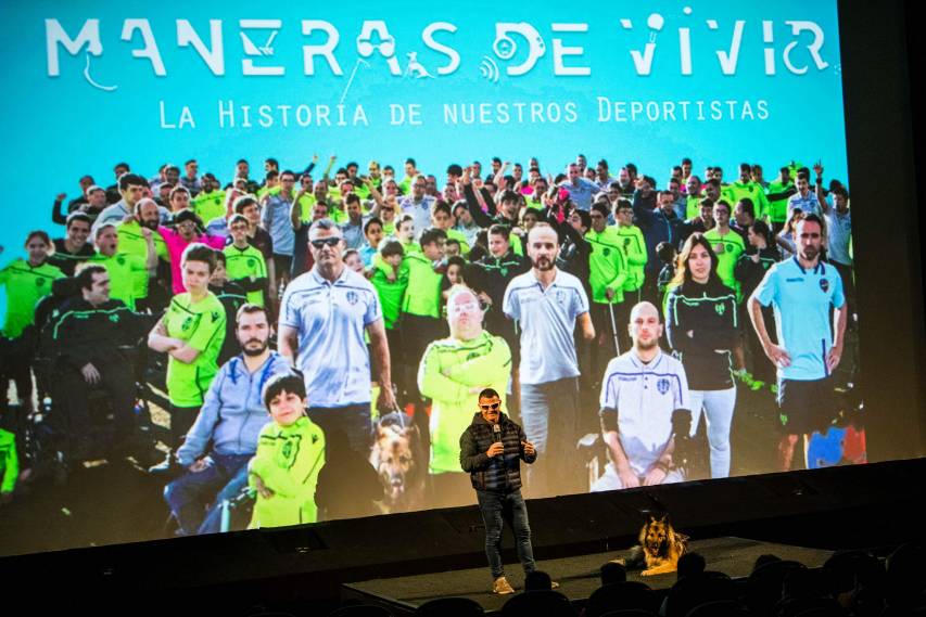 Las mejores imágenes de las Falleras Mayores de Valencia en la proyección de 'Maneras de Vivir'