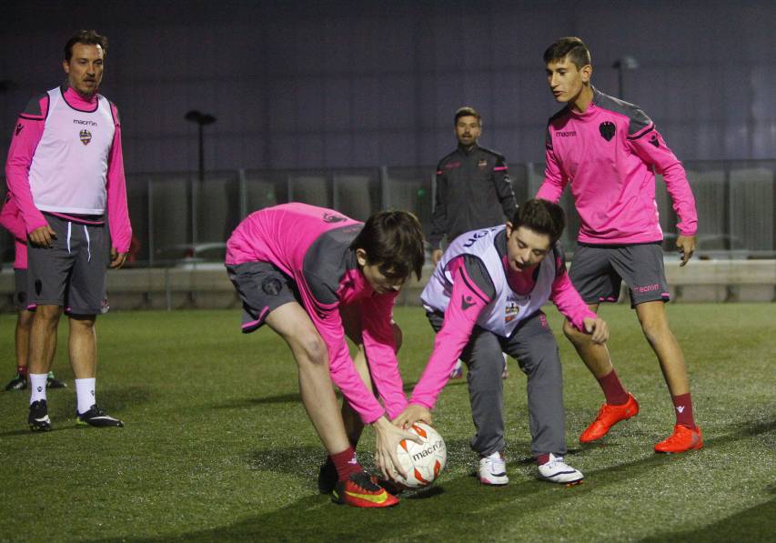 Visita sorpresa de Quico Catalán al entrenamiento de Levante UD EDI y Levante UD PC