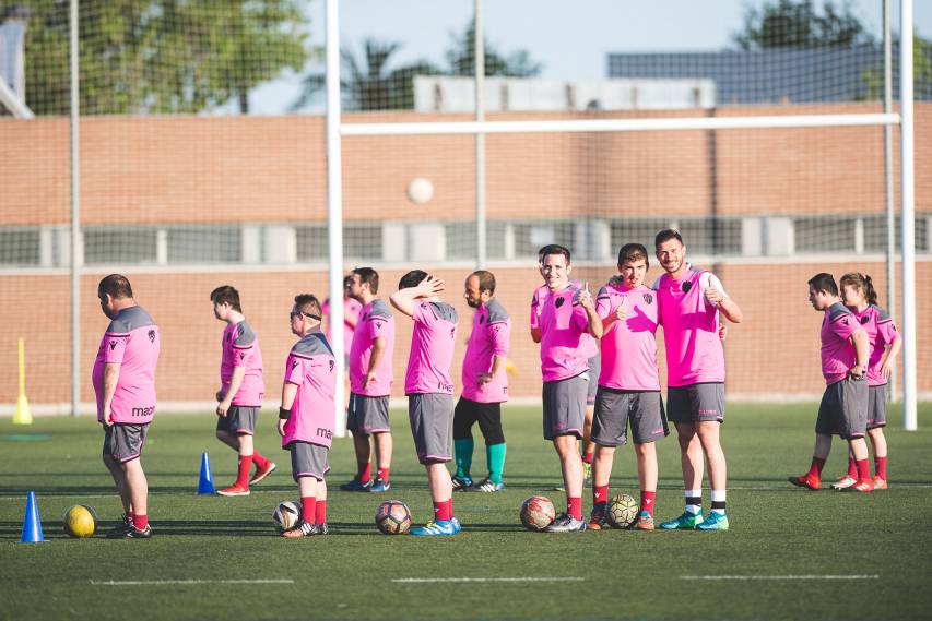 Visita sorpresa de Morales, Coke Andújar y Koke Vegas al entrenamiento de Levante UD EDI